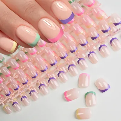 Faux ongles courts carrés mats, manucure française – image 2