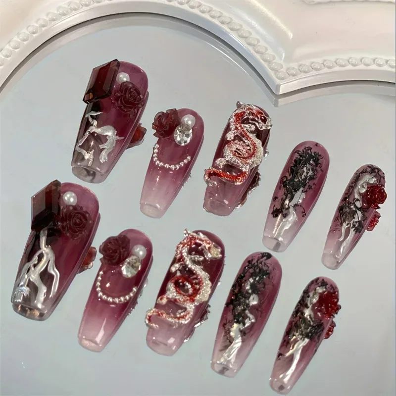 Faux ongles rouges ornés de pierres décoratives
