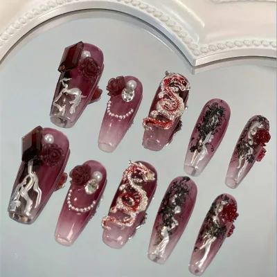 Faux ongles rouges ornés de pierres décoratives